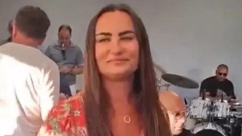 Portret Borke Mihajlović s osmijehom u pozadini s glazbenicima