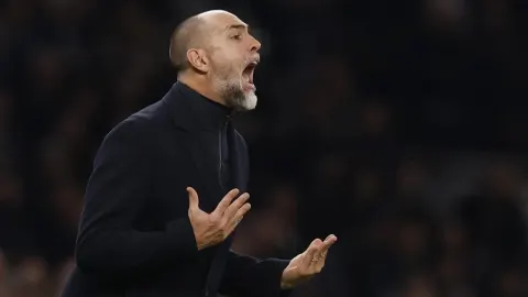 Igor Tudor viče i gestikulira rukama tijekom nogometne utakmice.