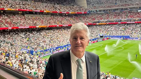 Davor Šuker u odelu ispred prepunog nogometnog stadiona