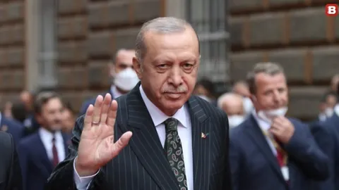 Turski predsjednik Recep Tayyip Erdoğan u tamnom odelu i kravati