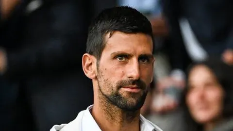 Portret Novaka Đokovića u beloj polo majici