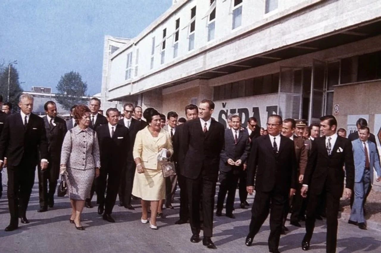 Jovanka Broz i Josip Broz Tito u pratnji delegacije ispred zgrade