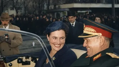 Josip Broz Tito i Jovanka Broz u otvorenom automobilu