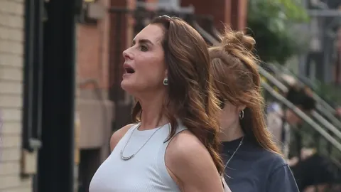Profil glumice Brooke Shields u bijeloj majici na ulici