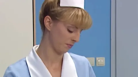 Plavuša u medicinskoj uniformi i kapi medicinske sestre