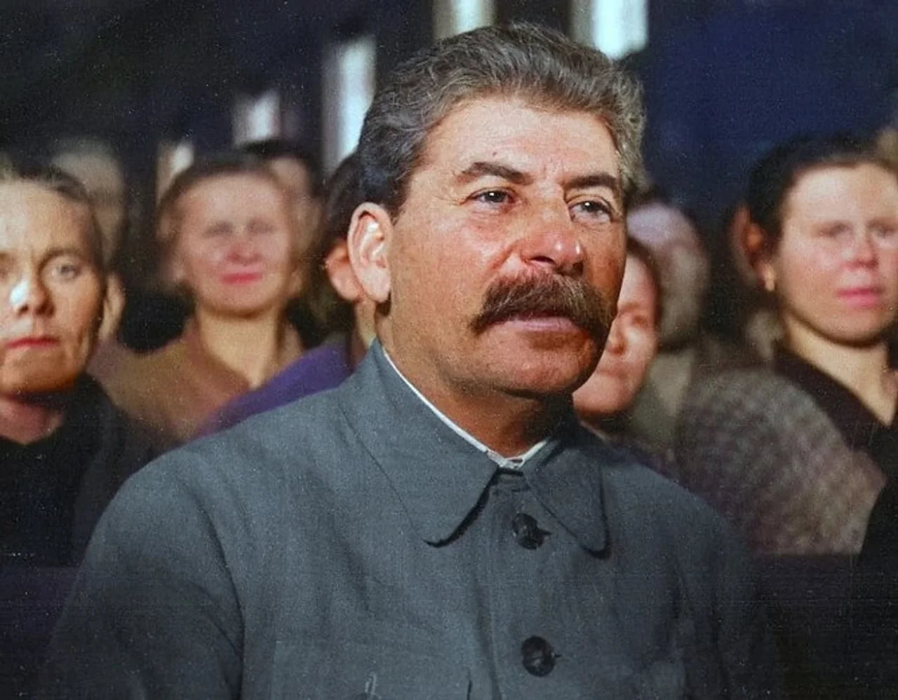Portret Josifa Staljina s brkovima u sivoj vojnoj tunici