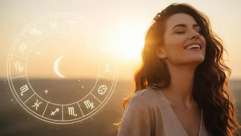 Nasmijana žena zatvorenih očiju pored zodijačkog kruga u zalazak sunca