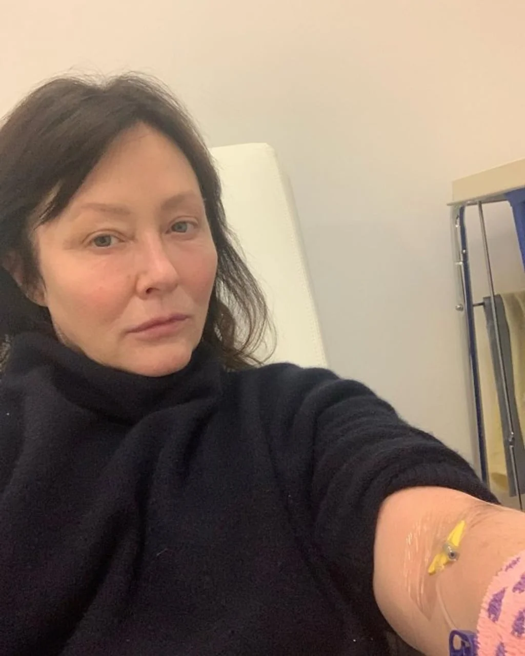 Portret Shannen Doherty s infuzijskom kanilom u ruci