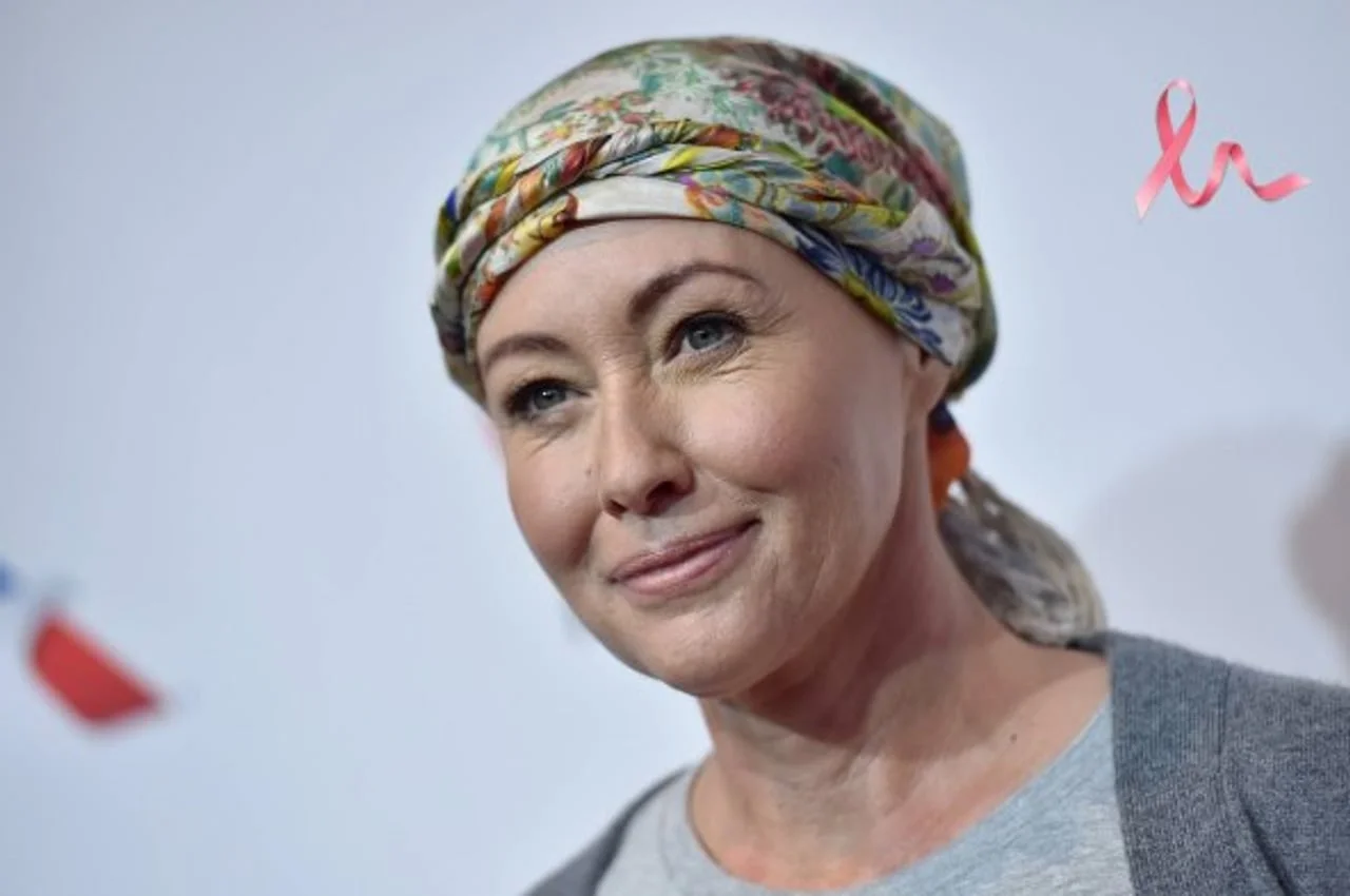 Shannen Doherty s šarenom maramom na glavi i blagim osmijehom