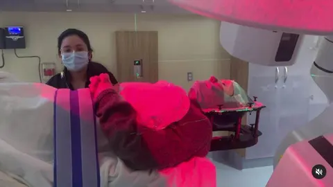 Pacijent u bolničkom krevetu tijekom medicinskog tretmana s laserskim zrakama