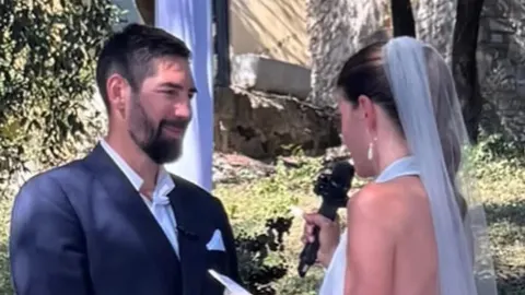 Nikola Karabatić i Géraldine Pillet tijekom vjenčanja u prirodi