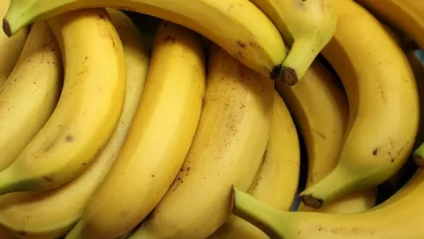 Zgomistane zrele žute banane u krupnom planu
