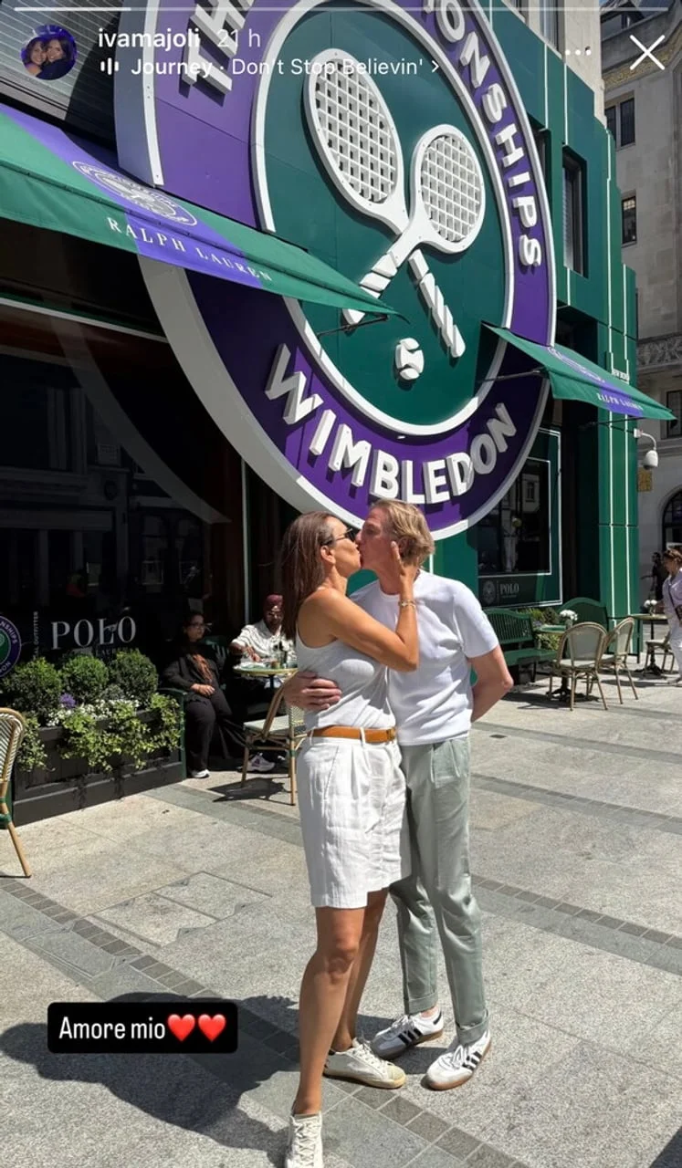 Iva Majoli i njezin suprug ljube se ispred Wimbledon logotipa