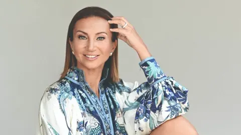 Portret Iva Majoli u bijeloj bluzi s plavim cvjetnim uzorkom