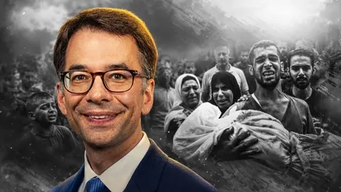Portret muškarca s naočalama u prvom planu, u pozadini crno-bijele slike patnje