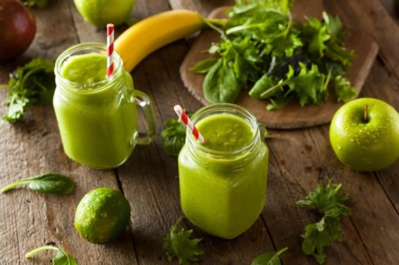 Dva zelena smoothie napitka u staklenim teglicama s voćem