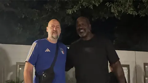 Šekil O'Nil i Dino Rađa stoje jedno pored drugoga i smiješe se