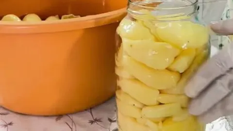 Staklena tegla napunjena žute paprike somborke u otopini