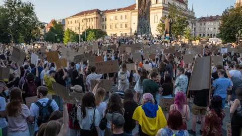 Veliki broj ljudi s kartonskim transparentima na trgu u Kijevu