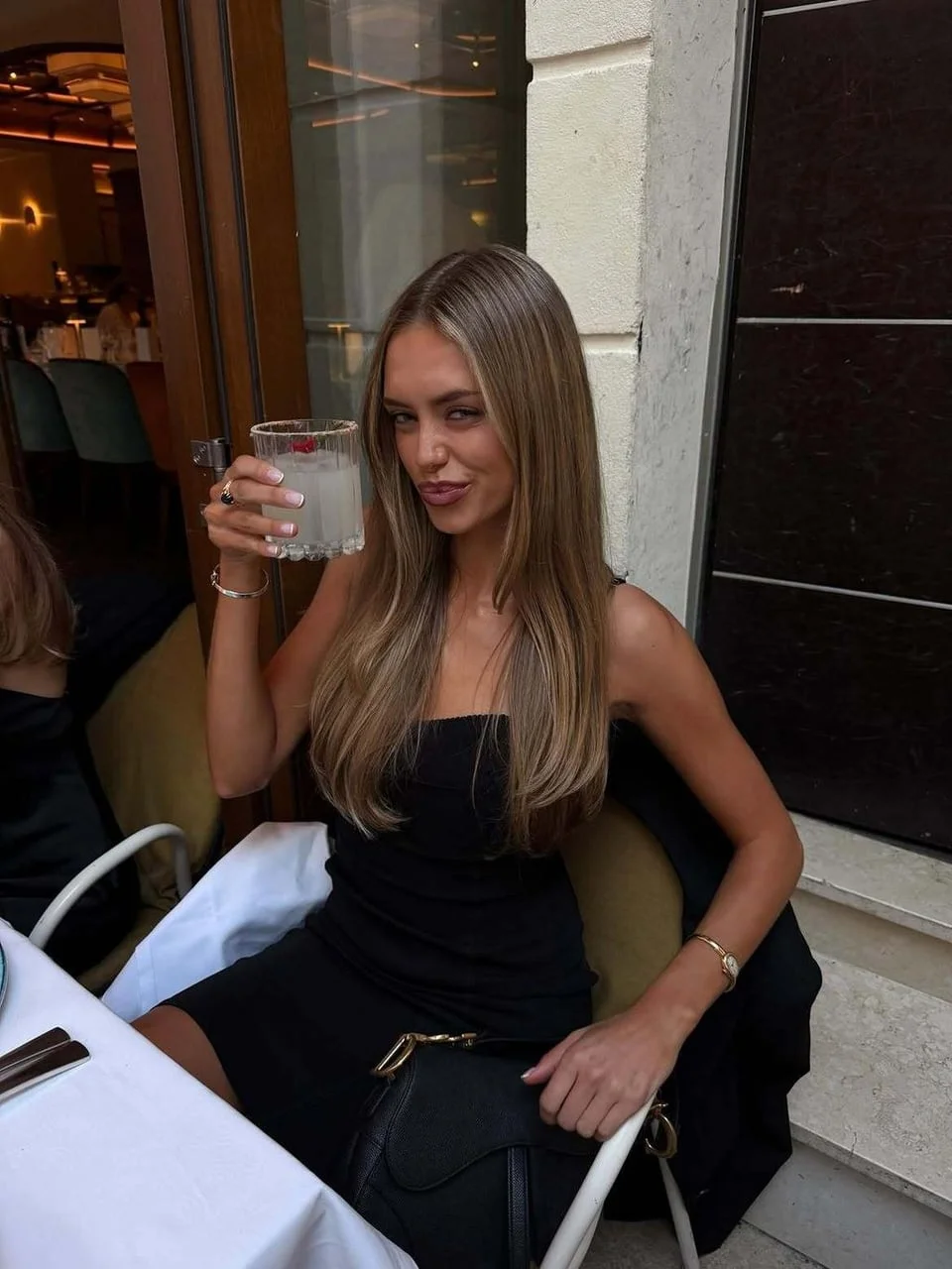 Laila Hasanović u crnoj haljini s pićem u ruci