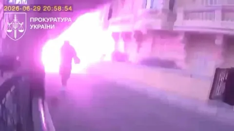 Snimak nadzornog sustava s jakom svjetlošću eksplozije na ulici