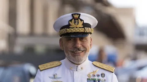 Admiral Giuseppe Cavo Dragone u bijeloj mornaričkoj uniformi i kapu