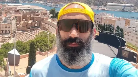Portret glumiča Marka Cindrića s bradom i žutim šeširima na terasi