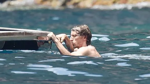 Luka Modrić pliva u moru i drži se za rub čamca
