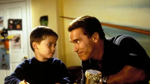 Arnold Schwarzenegger i dječak u sceni iz filma