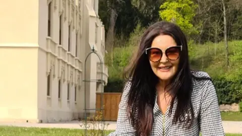 Portret pjevačice Dragane Mirković s tamnom kosom i sunčanim naočalama