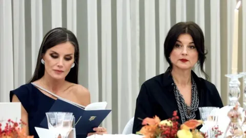 Kraljica Letizia i još jedna žena sjede za stolom na službenom događaju