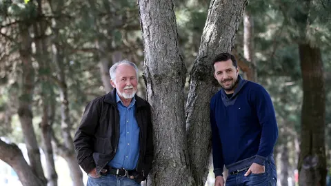 Pero Juričić i njegov sin Filip nasmijani pored drveta u parku