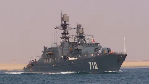 Ruski ratni brod s oznakom 712 koji plovi po plavom moru