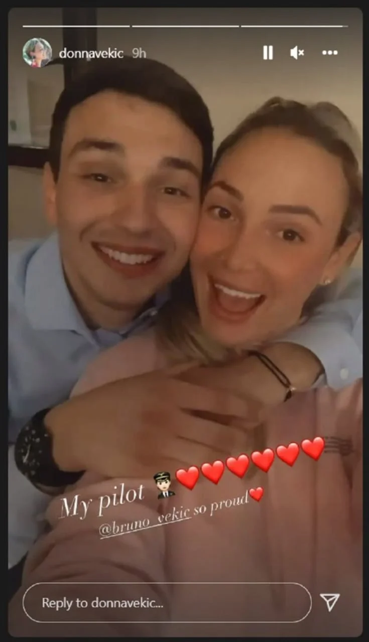 Selfie Donne Vekić i mladog muškarca koji se smiješi u svijetlo plavoj košulji