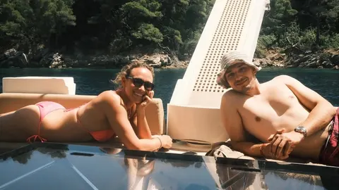 Donna Vekić i muškarac u kupaćim kostimima sunčaju se na palubi bijelog broda