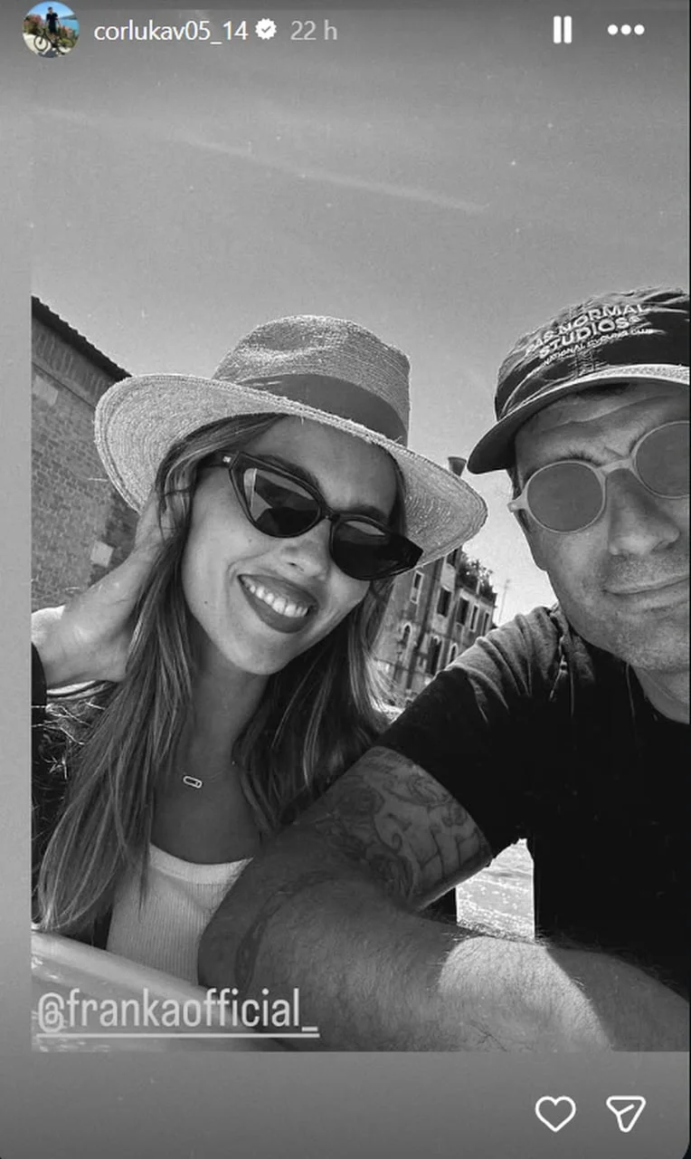 Crno-bijeli selfie Vedrana Ćorluke i Franke u šeširima i sunčanim naočalama