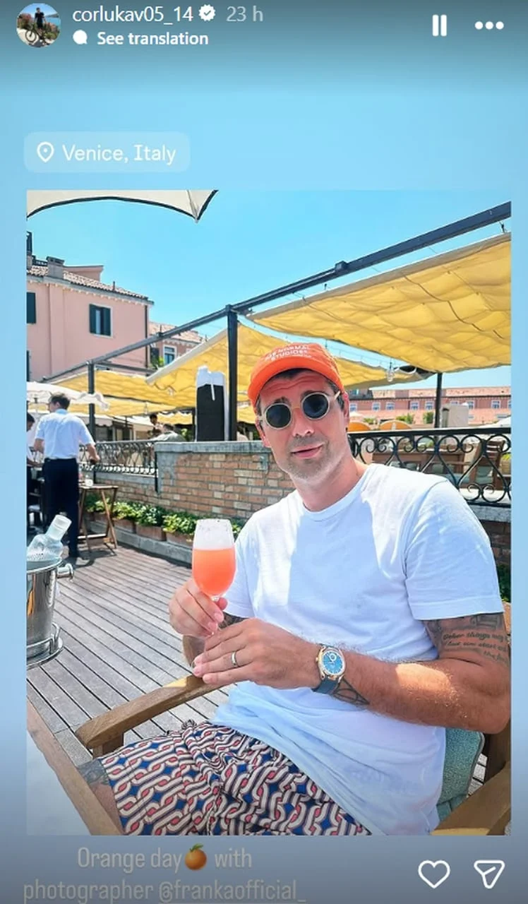 Vedran Ćorluka u bijeloj majici i narančastoj kapi s čašom pića u Veneciji