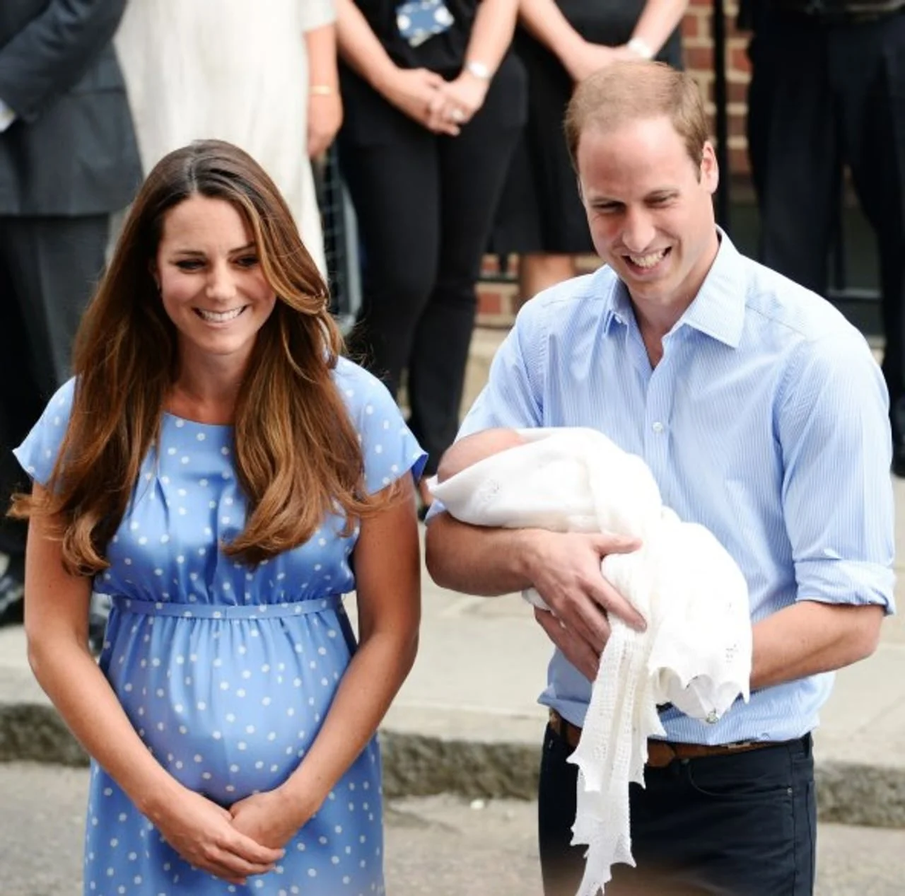 Princeza Kate u plavoj haljini s točkicama i princ William s novorođenčetom