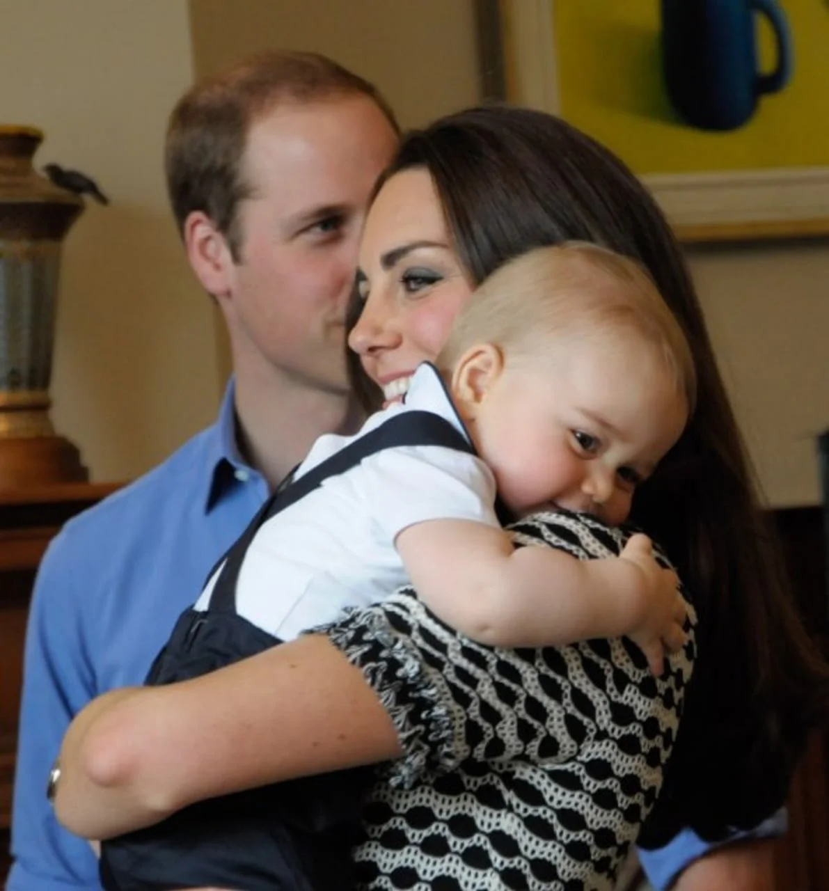 Princeza Kate grli malog princa Georgea dok stoji princ William