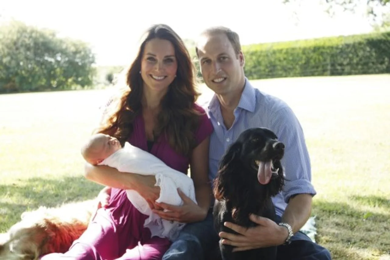 William i Kate s bebom i crnim psećim ljubimcem na travi