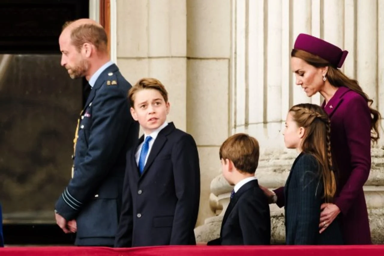 Princ William, George, Louis i princeza Kate na balkonu palače