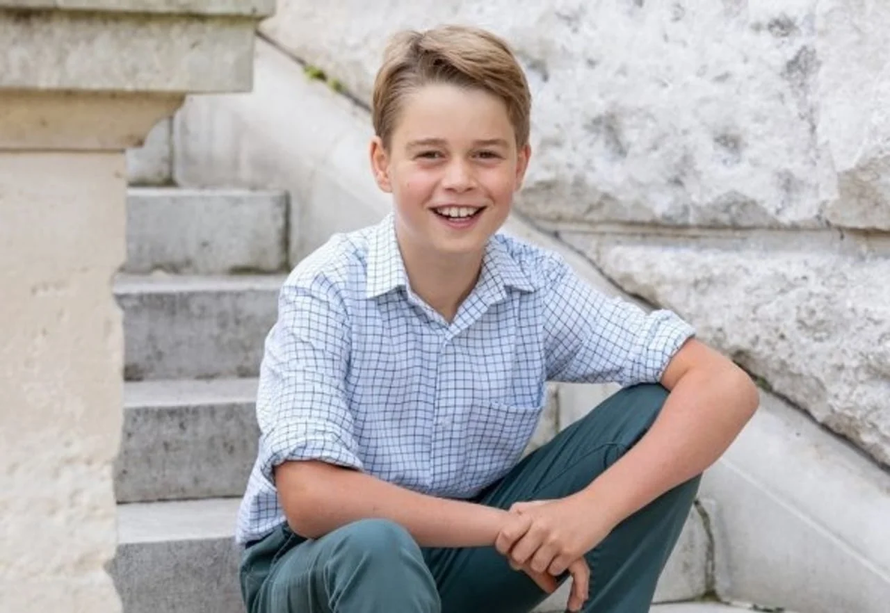 Portret tinejdžera princa Georgea u plavoj kariranoj košulji