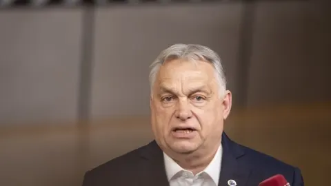 Portret Viktora Orbana u tamnom odijelu i bijeloj košulji