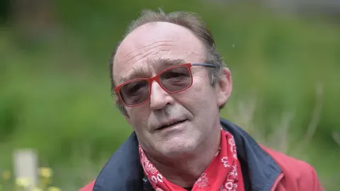 Portret glumca Damira Šabana s crvenim naočalama i maramom