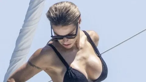 Krupni plan Michelle Hunziker u crnom bikiniju i sunčanim naočalama