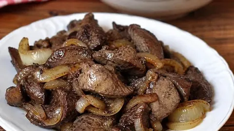 Tanjur s pripremljenom dinstanom džigericom i prženim lukom