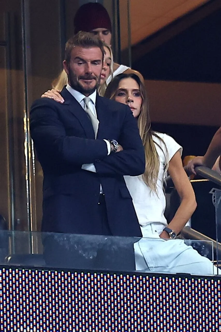 David Beckham u tamnom odelu sa skrštenim rukama