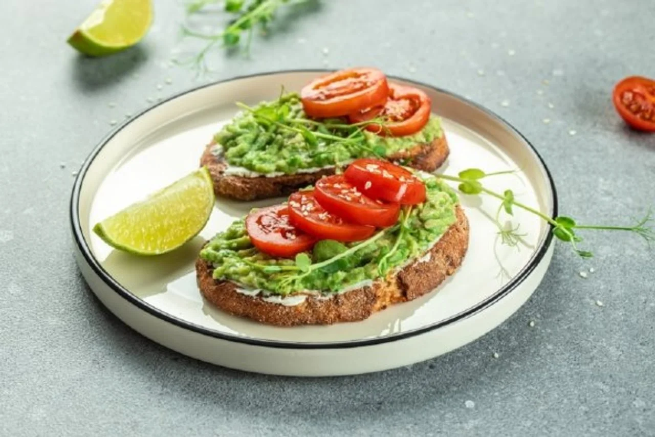 Tost s avokadom i cherry rajčicama na tanjuru
