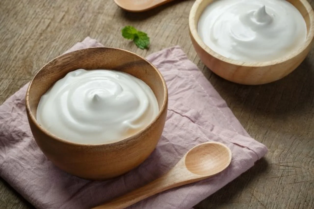 Bijeli grčki jogurt u drvenim zdjelicama