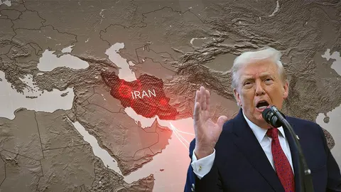 Donald Trump govori za mikrofonom uz pozadinu karte s označenim Iranom